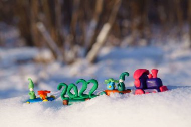 Noel oyuncaklarıyla oyuncak tren ve kış ormanında 2022 tarihi..