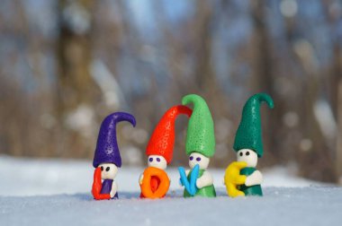 Cücelerin figürleri ve kar ormanlarındaki yazıtlar..