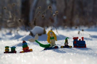 Kış ormanlarında peri masalı karakterleriyle dolu oyuncak tren..
