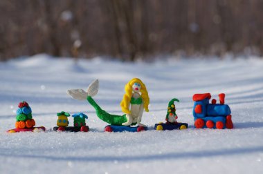 Kış ormanlarında peri masalı karakterleriyle dolu oyuncak tren..