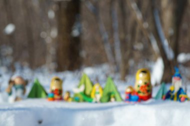 Karlı bir ormanda peri masalı karakterleri. Matrioshka, büyücü, deniz kızı, melek, kağıt Noel ağacı ve cüce..