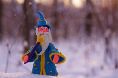 Kış ormanındaki bir büyücü figürü. Bir peri masalı karakteri.