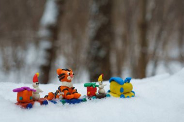 Harika oyuncaklarla dolu bir oyuncak treni. Kaplan yavrusu, kardan adam ve Noel hediyeleri.