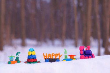 Oyuncak tren, kış ormanında plastikten yapılmış Noel oyuncaklarıyla dolu. Tatil dekorasyonları.