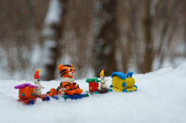 Harika oyuncaklarla dolu bir oyuncak treni. Kaplan yavrusu, kardan adam ve Noel hediyeleri.