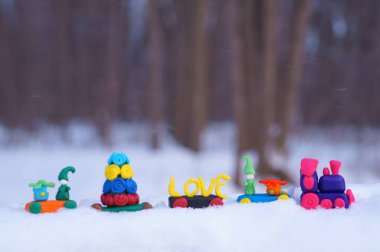 Oyuncak tren, kış ormanında plastikten yapılmış Noel oyuncaklarıyla dolu. Tatil dekorasyonları.