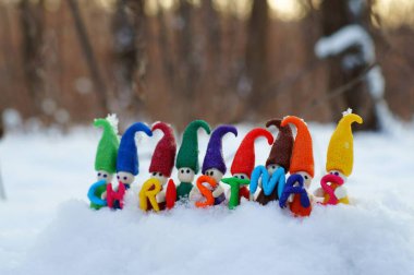 Peri cücelerinin figürleri ve Noel yazıtları. Kış ormanlarındaki karakterler.