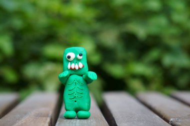 Plastikten yapılmış komik bir zombi figürü. Cadılar Bayramı teması.