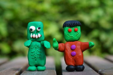 Plastikten yapılmış komik canavarların figürleri. Cadılar Bayramı teması.