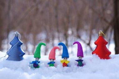 Kış ormanlarında hediyeli plastik cüce heykelcikleri..