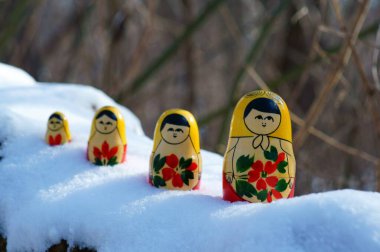 Kış ormanlarında yuva yapan bebeklerin heykelcikleri.