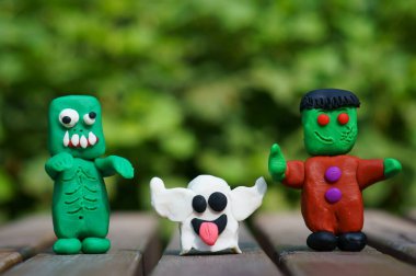 Plastikten yapılmış komik canavarların figürleri. Cadılar Bayramı teması.