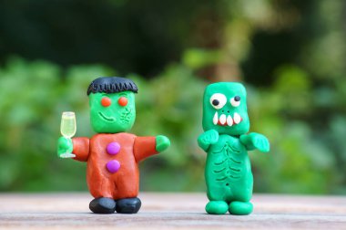 Plastikten yapılmış komik canavarların figürleri. Cadılar Bayramı teması.