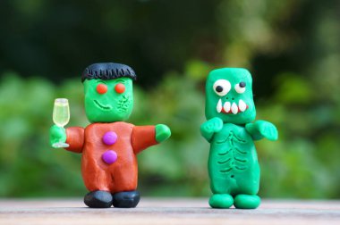 Plastikten yapılmış komik canavarların figürleri. Cadılar Bayramı teması.