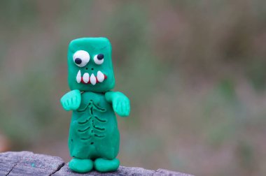 Plastikten yapılmış komik bir zombi figürü. Cadılar Bayramı teması.