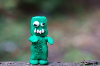 Plastikten yapılmış komik bir zombi figürü. Cadılar Bayramı teması.