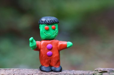 Parmağıyla işaret eden plastikten yapılmış komik bir canavarın figürü. Cadılar Bayramı teması.