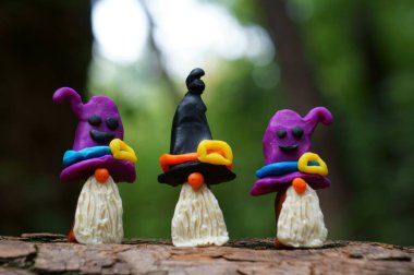 Plastikten yapılmış üç peri masalı cücesinin figürleri. Cadılar Bayramı konsepti.