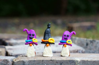 Plastikten yapılmış üç peri masalı cücesinin figürleri. Cadılar Bayramı konsepti.