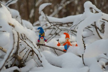 Kardan adam ve karlı ormanda bir cüce figürü. Yeni yıl havası..