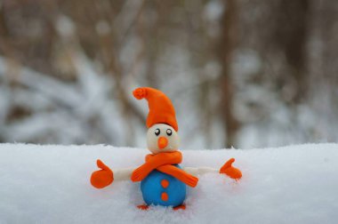 Kar beyazı kar altında plastikten yapılmış bir kardan adam..