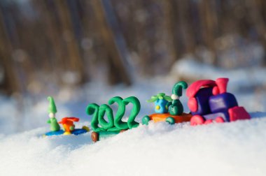 Noel oyuncaklarıyla oyuncak tren ve kış ormanında 2022 tarihi..