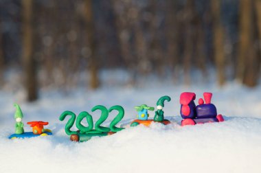 Noel oyuncaklarıyla oyuncak tren ve kış ormanında 2022 tarihi..