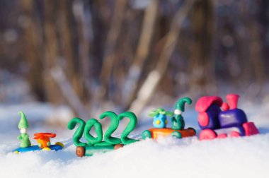 Noel oyuncaklarıyla oyuncak tren ve kış ormanında 2022 tarihi..