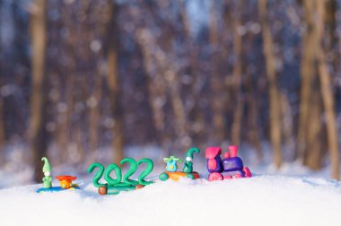 Noel oyuncaklarıyla oyuncak tren ve kış ormanında 2022 tarihi..