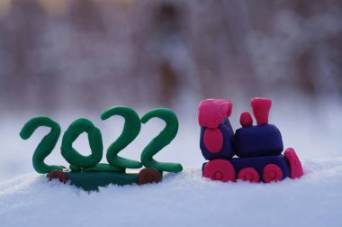 Noel oyuncaklarıyla oyuncak tren ve kış ormanında 2022 tarihi..