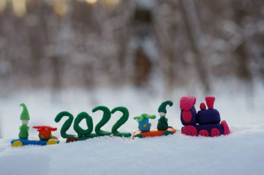 Noel oyuncaklarıyla oyuncak tren ve kış ormanında 2022 tarihi..