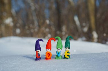 Cücelerin figürleri ve kar ormanlarındaki yazıtlar..