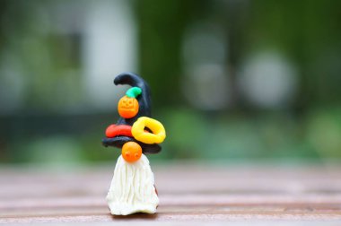 Renkli bir arka planda plastikten yapılmış bir cücenin yakın plan figürü.