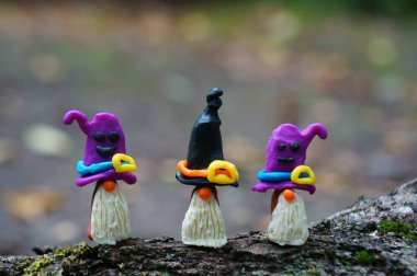 Plastikten yapılmış üç peri masalı cücesinin figürleri. Cadılar Bayramı konsepti.