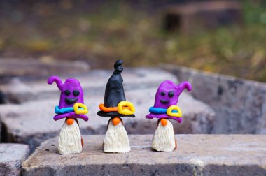 Plastikten yapılmış üç peri masalı cücesinin figürleri. Cadılar Bayramı konsepti.