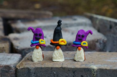 Plastikten yapılmış üç peri masalı cücesinin figürleri. Cadılar Bayramı konsepti.