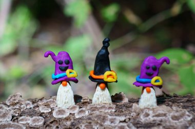 Plastikten yapılmış üç peri masalı cücesinin figürleri. Cadılar Bayramı konsepti.