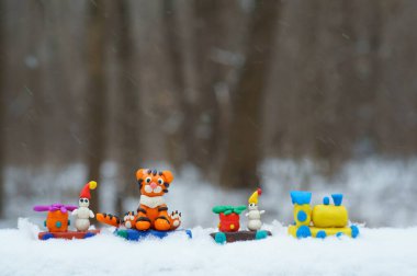 Harika oyuncaklarla dolu bir oyuncak treni. Kaplan yavrusu, kardan adam ve Noel hediyeleri.