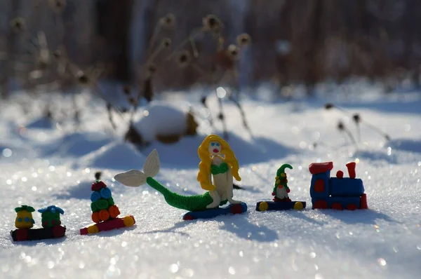 Zabawkowy Pociąg Bajkowymi Postaciami Zimowym Lesie — Zdjęcie stockowe