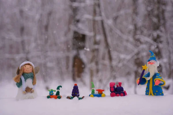 Świąteczny Pociąg Zabawkami Zimowym Lesie Obok Niego Jest Postać Czarodzieja — Zdjęcie stockowe