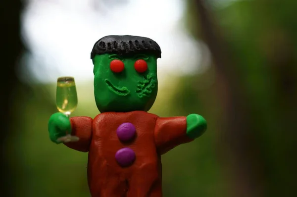 Uma Figura Monstro Engraçado Feito Plasticina Com Uma Taça Champanhe — Fotografia de Stock