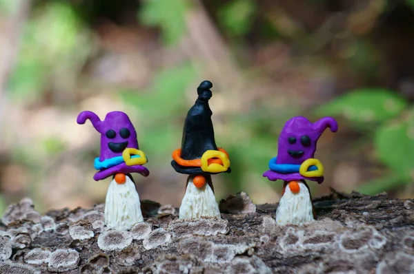 Plastikten yapılmış üç peri masalı cücesinin figürleri. Cadılar Bayramı konsepti.