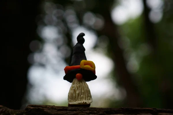 Karanlık Arka Planda Şenlikli Şapkalı Bir Cüce Figürü — Stok fotoğraf