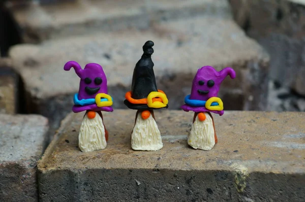 Plastikten yapılmış üç peri masalı cücesinin figürleri. Cadılar Bayramı konsepti.