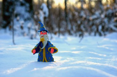 Kış ormanındaki bir büyücü figürü. Bir peri masalı karakteri.