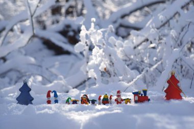 Beyaz karların arkasında Noel ağacı oyuncakları.