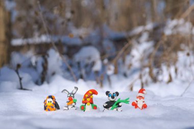 Kış ormanındaki peri masalı karakterlerinin figürleri. Noel Baba, cüce, havuçlu tavşan, panda, fularlı penguen..