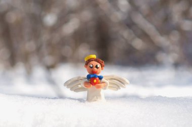 Karlı ormanda bir hediyeyle Noel meleği.