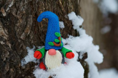 Ağaç dalındaki bir cücenin heykeli.