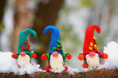 Ağaç dalındaki çok renkli cücelerin figürleri. Noel süslemeleri.